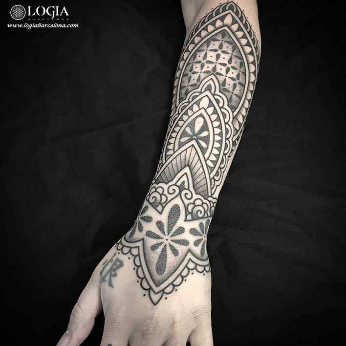 tatuaje-brazo-mandala-logia-barcelona-spindola       